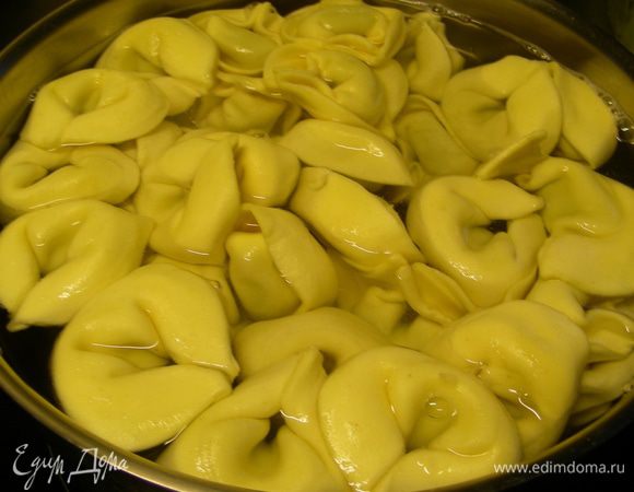 Тортеллини готовим аль денте (время, указанное на упаковке). У меня были свежие, они готовятся 2 минуты. Откидываем их на дуршлаг.
