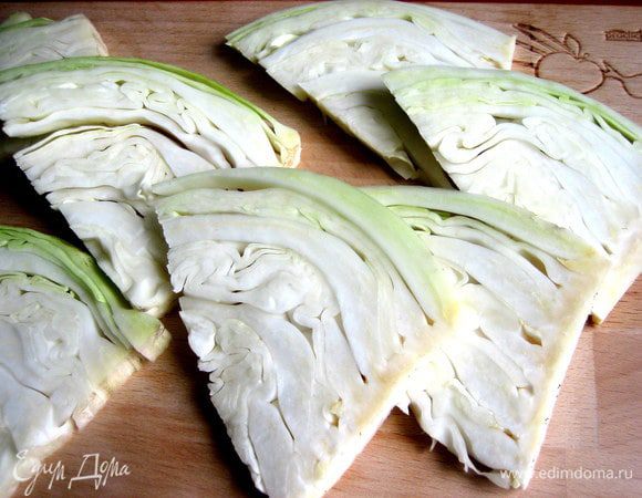 Капусту нужно отрезать так,чтобы листья держались на краешке кочерыжки. Толщина ломтиков не должна превышать 0,5 см... Но можно слегка отварить, кто любит всё мягкое и пропаренное.