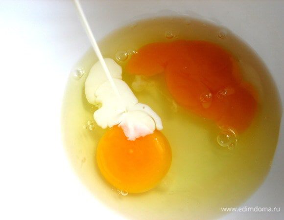Готовим "болтушку" из яиц и сливок...