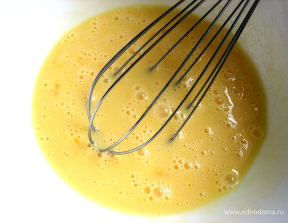 Можно сейчас посолить, а можно потом прямо на "стейки"! Взбить венчиком.