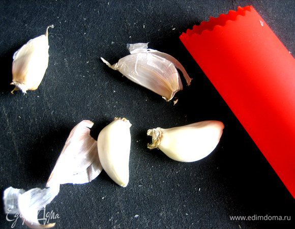 Чеснок чистим при помощи трубочки-чистилки.