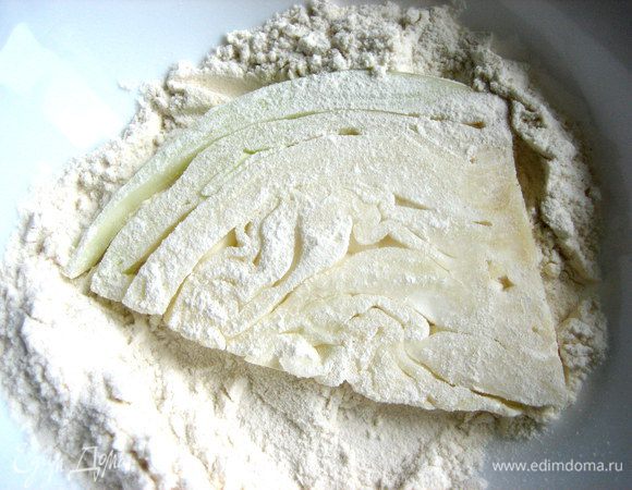 На сковороде разогреваем приличное количество масла и приступаем... Сначала обвалять ломтики в муке.