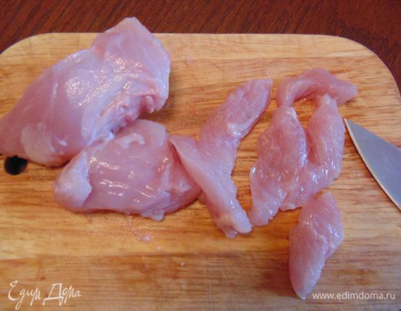 Берем мясо и режем тонкими полосками поперек волокон.