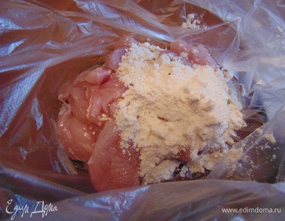 Складываем нарезанное мясо в пакет, добавляем муку и не много солим. Завязываем и хорошенько трясем.Что бы все кусочки покрылись смесью муки и соли.