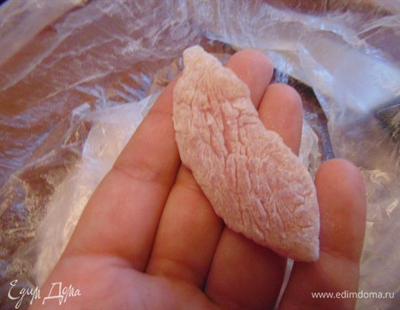 Вот так выглядит запанированный кусочек. Никакой лишней муки, она вся осталась в пакете.