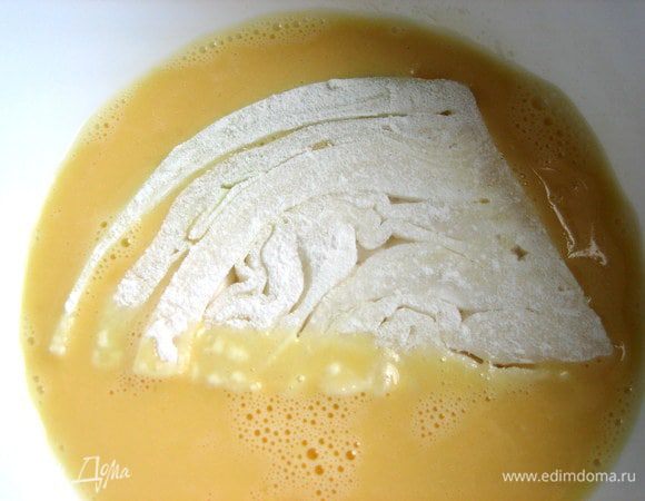 Затем окунаем с обеих сторон в яйцах...