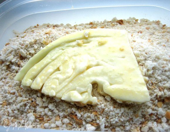 Затем переносим в панировку из сухой хлебной крошки и тоже обваливаем с двух сторон.