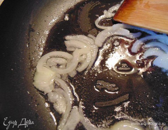 Лук режем тонкими полу кольцами и обжариваем на растительном масле постоянно помешивая.