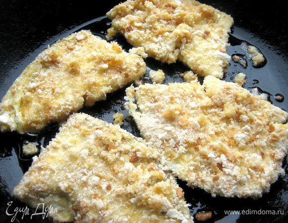 Переносим в разогретое маcло и начинаем жарить на среднем огне.