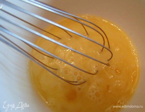 Пока обжаривается лук. в отдельной миске слегка взбиваем два яйца, добавляем не много соли и ст. л. волы...и получается у нас лизьен. отставляем в сторону