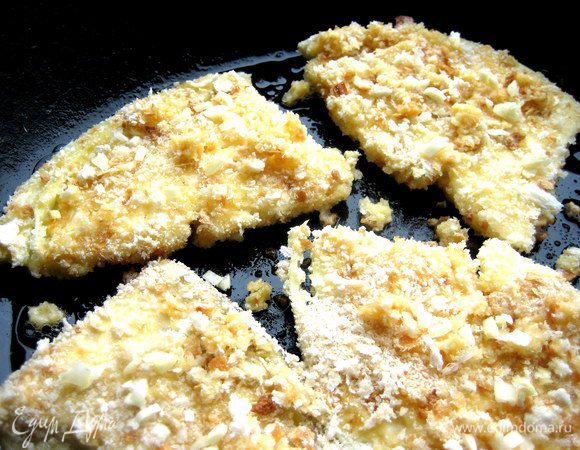 Присыпаем каждый "стейк" чесноком...