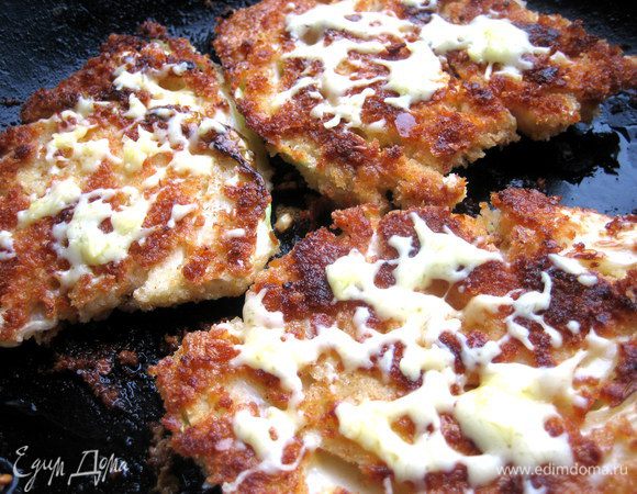 Присыпаем готовую верхнюю сторону сыром, сколько душе угодно)))