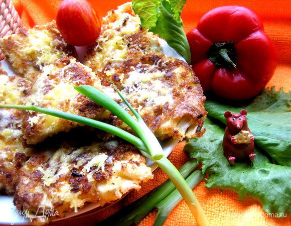 Подаём сразу, украсив листьями салата и помидорками.