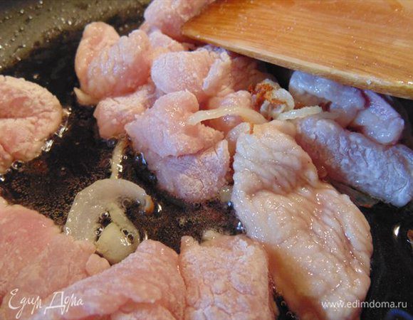 Когда лук стал слегка золотится добавляем к нему мясо и обжариваем минут 5-7.