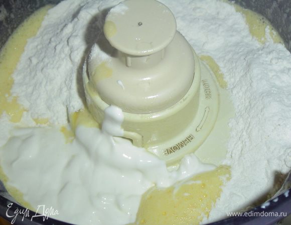 Начните приготовление лепешек с того, что взбейте слегка яйца, к ним добавьте сметану, муку и взбейте до однородной консистенции.