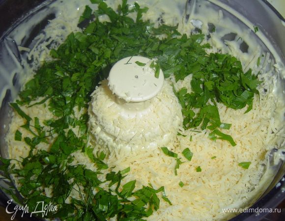 Сыр натрите на терке, зелень измельчите ножом и все это соедините со взбитой массой, посолите по вкусу, перемешайте так, чтобы сыр равномерно распределился по всему объему.