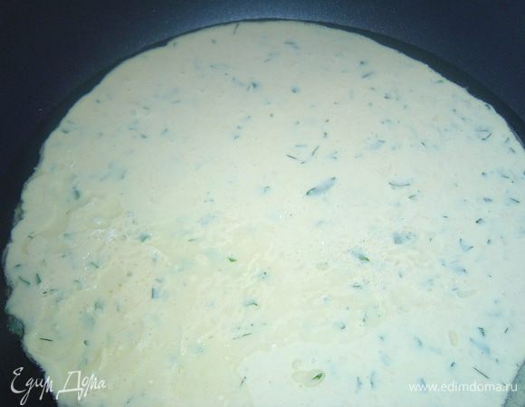 В сковороду налейте немного масла, дайте нагреться, но не сильно, затем вылейте полученную смесь и жарьте на среднем огне 7–8 минут с одной стороны и столько же с другой.