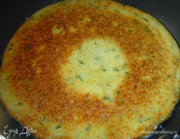 Переворачивать нужно осторожно, лучше всего это делать с помощью крышки от сковороды или двух лопаток, иначе лепешка может порваться.