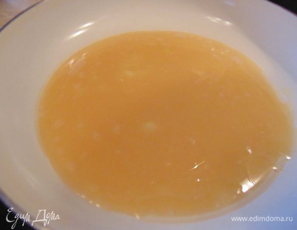 Бефстроганов готов. отставляем сковородку с ним в сторону, а на другой будем готовить бризоль. Для этого на сковороду налейте не много растительного масла а затем вылейте лизьен. Жарим несколько минут до полной готовности.