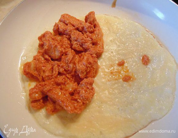 Как только блинчик готов..уменьшаем нагрев и начинаем выкладывать начинку. На одну сторону блинчика выкладываем бефстроганов. Но не кладите очень много начинки иначе вам будет трудно свернуть бризоль.