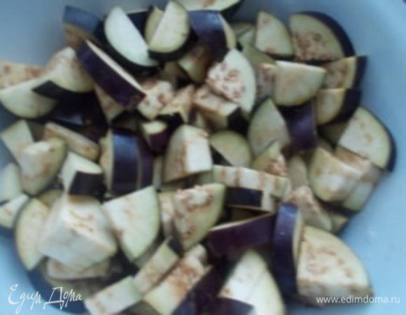 Баклажаны порезать не мелко и посолить. Оставить на пол часа, чтобы вышла горечь.