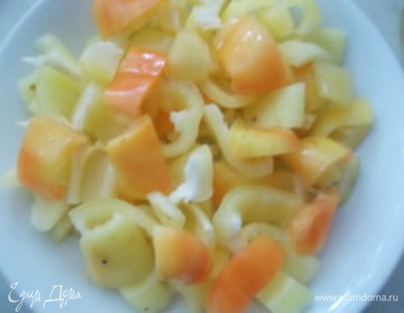 Перец порезать, тоже не сильно мелко.