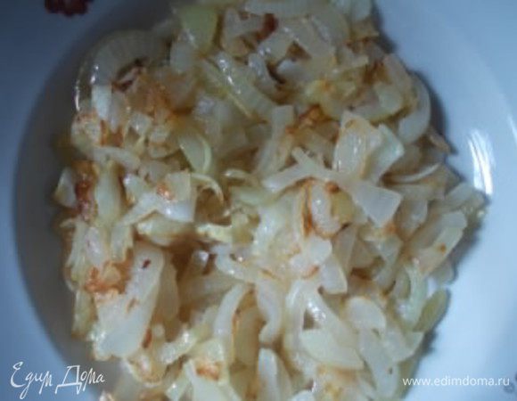 Лук порезать также и обжарить до прозрачного, золотистого цвета на растительном масле.