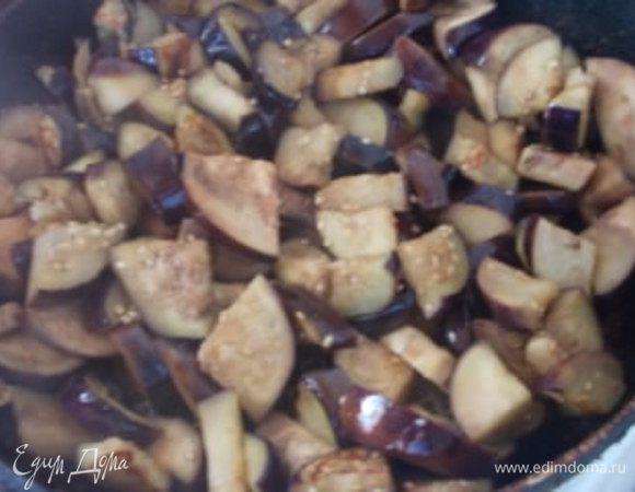 Отдельно в сковороде обжариваем подготовленные баклажаны, чтобы образовалась легкая, золотистая корочка.