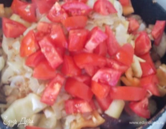 Затем добавить перец, порезанные помидоры, лук, измельченный чеснок с острым перцем. Посолить, поперчить, добавить кориандр, накрыть крышкой и тушить до готовности овощей.