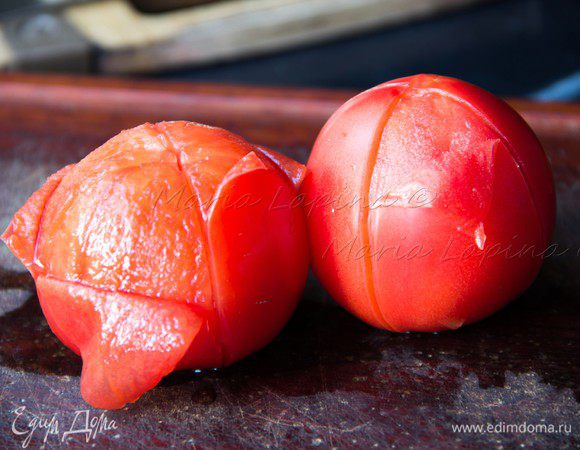 Подготовим начинку. У томатов сделать крестовой неглубокий надрез у основания. Опустить их в горячую воду на 2 минуты. Затем достать их и с легкостью снять кожицу. 