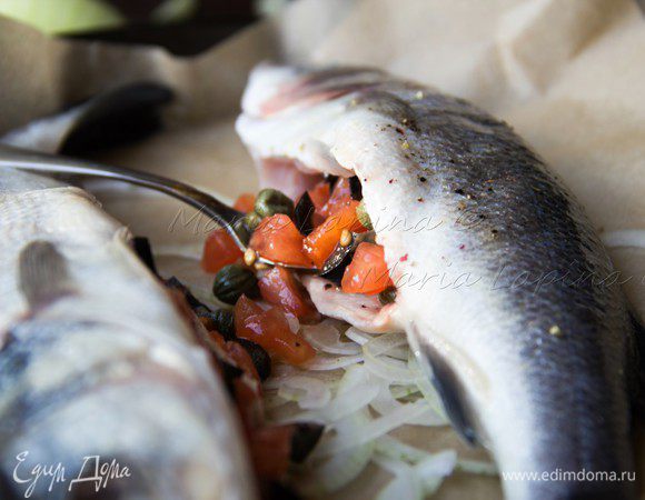 Рыбу плотно нафаршировать получившейся начинкой. Остатки начинки выложить между рыбами. 