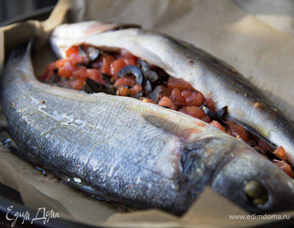 Сбрызнуть рыбу оливковым маслом и поставить в духовку при температуре 200С на 15 минут. 