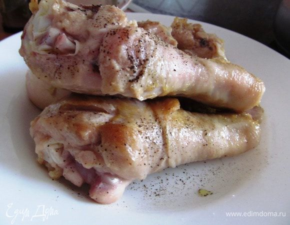 Сковороду ставим на средний огонь, разогреваем оливковое масло. Куриные ножки солим, перчим  и выкладываем в сковороду. Обжариваем кожицей вниз до золотистого цвета с обеих сторон. Вынимаем.