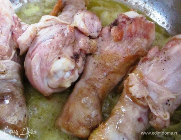 Всыпаем муку и перемешиваем, при этом следим, чтобы мука не слиплась в комочки. Куриные ножки возвращаем в сковороду, добавляем розмарин и вливаем вино. Готовим, периодически помешиваем, пока соус не уварится в 2 раза. Затем добавляем воду, оливки и тушим около 20 минут до готовности куриных ножек. 
Приятного аппетита! 