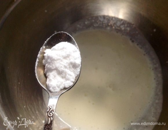 В кефир добавить соду, перемешать.
