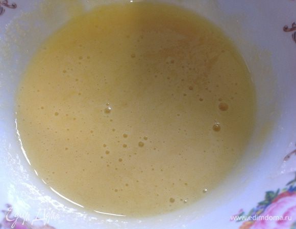 Отделить белки от желтков. Желтки соединить с сахаром и взбить венчиком до растворения сахара.
