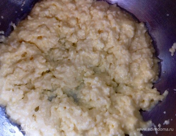 Добавить к желткам творог и вымешать до однородной массы.
