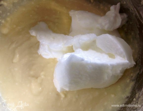 Белки с солью взбить в крепкую пену и соединить с тестом. Перемешать.
