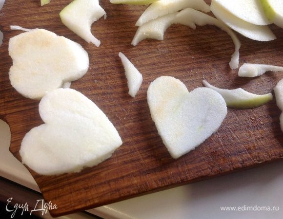 Яблоки вымыть, очистить, нарезать ломтиками и с помощью формочек вырезать различные фигурки.
