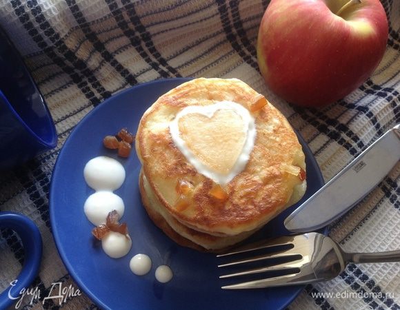 Подавать со сметаной и финиками! Приятного утреннего чаепития!:)