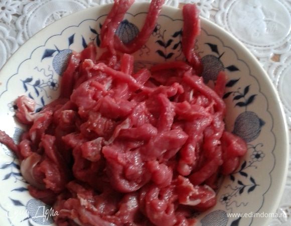 Нарезать мясо тонкими полосками (чем тоньше, тем лучше и быстрее приготовится), чтобы мясо было легче нарезать его надо слегка заморозить.