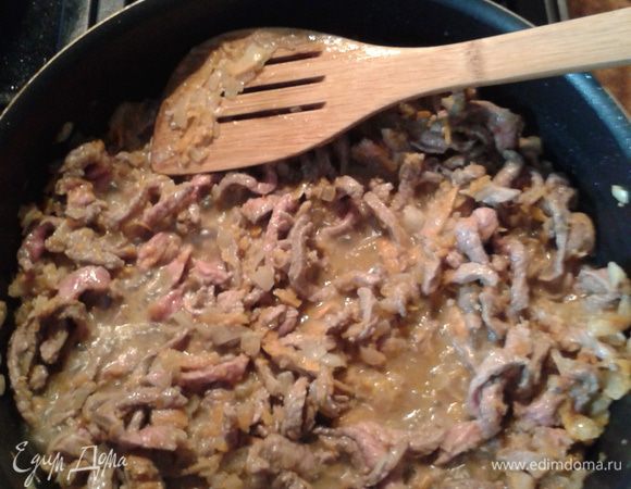 Лук с морковью мелко нарезать и слегка обжарить на смеси оливкового и сливочного масла. Добавить мясо и на сильном огне обжарить. Посолить и поперчить.