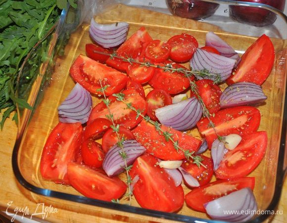 Томаты помыть, порезать на несколько частей, уложить в форму, туда же добавить порезанный на части лук, истолченный чеснок, полить оливковым маслом, посолить, поперчить, добавить тимьян и запекать в духовку при 200 гр.С 20 минут, накрыв фольгой.