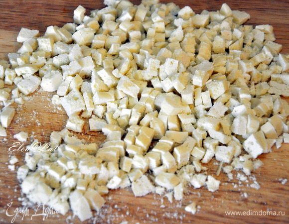 Белый шоколад крупно порубить.
