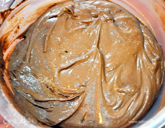 Муку смешать с какао, щепоткой соли и разрыхлителем. В отдельной миске смешать молоко, растопленное сливочное масло, сахар и взбить. В молочную смесь добавить муку с какао взбить. Затем не прекращая взбивать добавить 2 яйца, и еще раз хорошо взбить.  