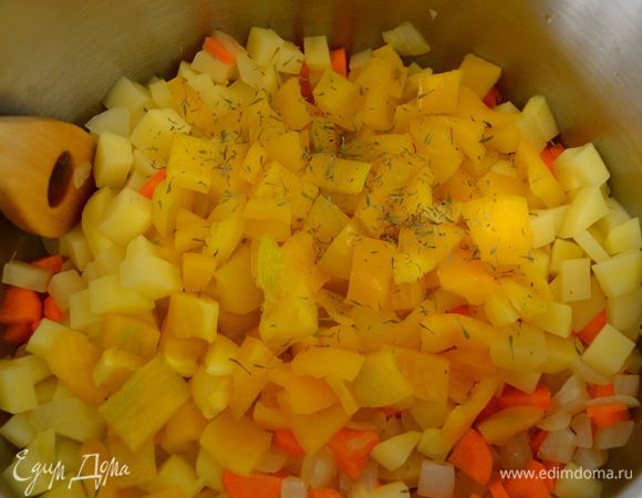 Первым делом нарезать все овощи (лук, сельдерей, морковь, картофель, перец, кабачки) небольшими кубиками одинакового размера! В большой кастрюле с тяжелым дном разогреть оливковое масло. Выложить в кастрюлю нарезанные лук и сельдерей; посолить и поперчить и обжарить на небольшом огне около 6 минут, время от времени помешивая. Добавить к овощам морковь, картофель, перец, тимьян и лавровый лист. Дать обжариться еще буквально 5 минут.