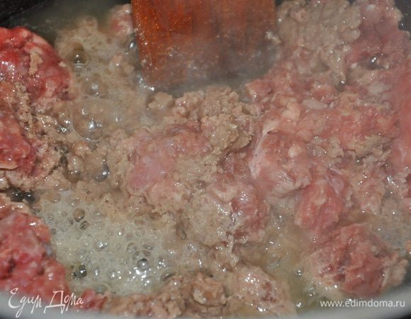 Тем временем подготовим мясо с овощами, для этого разогреть масло в казане (кастрюльке), выложить фарш, прожарить его до коричневого цвета примерно 5 минут, 