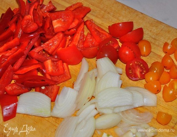 Помидоры, перец лук чеснок порезать не крупно