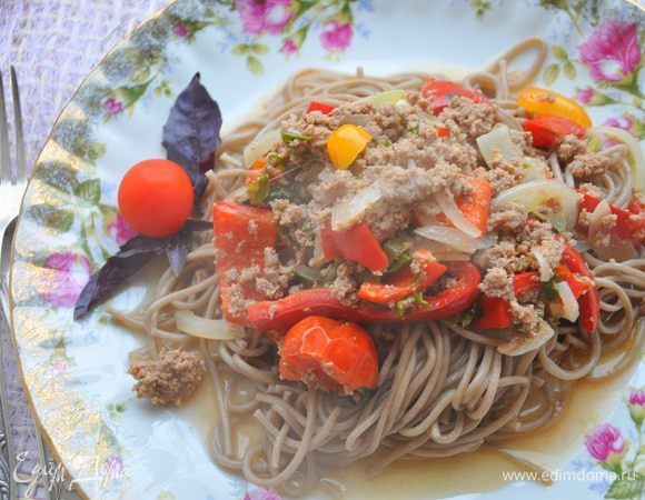 На тарелку выложить лапшу, а сверху мясо с овощами. И подавать к столу. Приятного аппетита! 