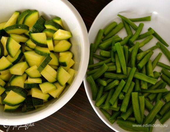 Тем временем нарезать стручки фасоли длиной 2-3 см. 